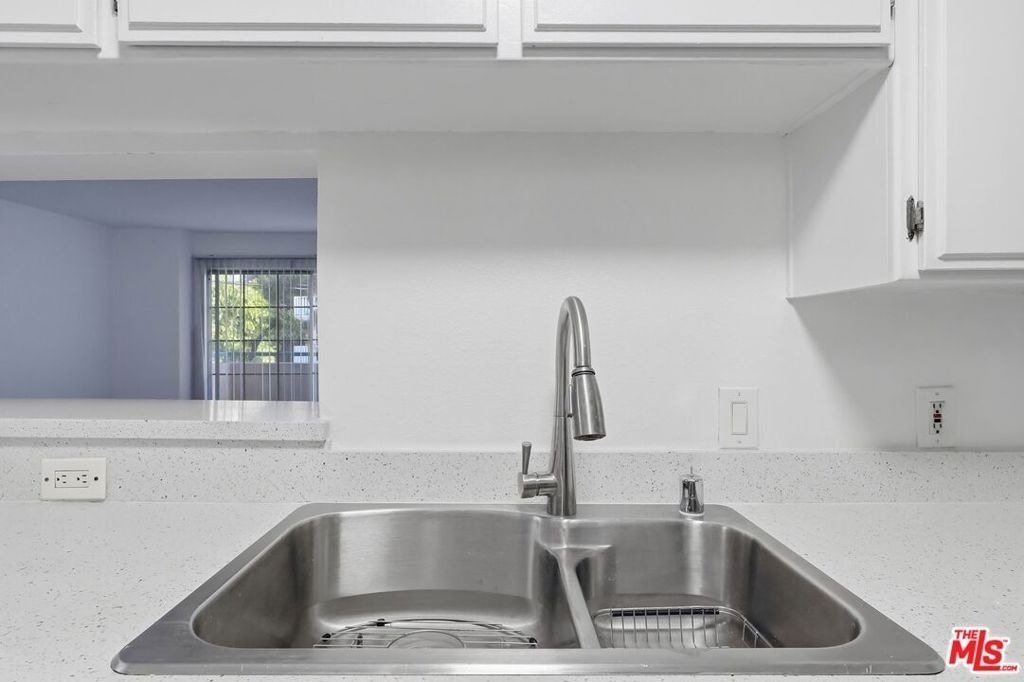 11015 Morrison Street - Photo 8
