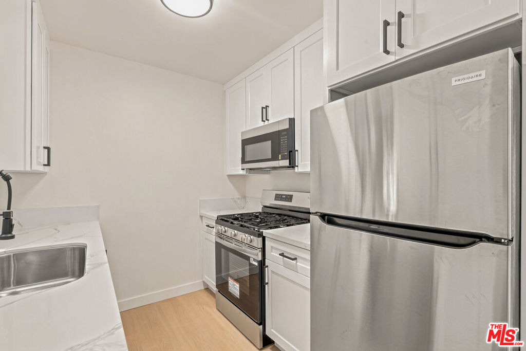 11825 Iowa Avenue - Photo 8
