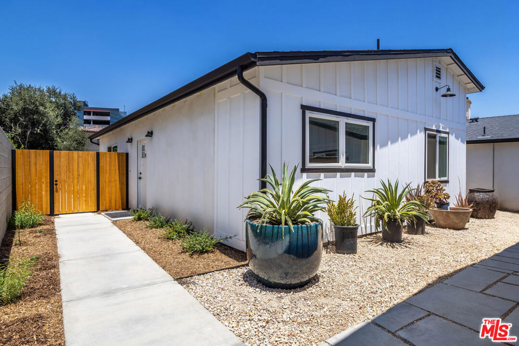 345 Genoa Street - Photo 2