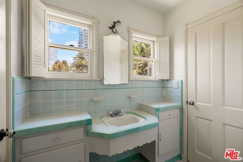 1063 Selby Avenue - Photo 12
