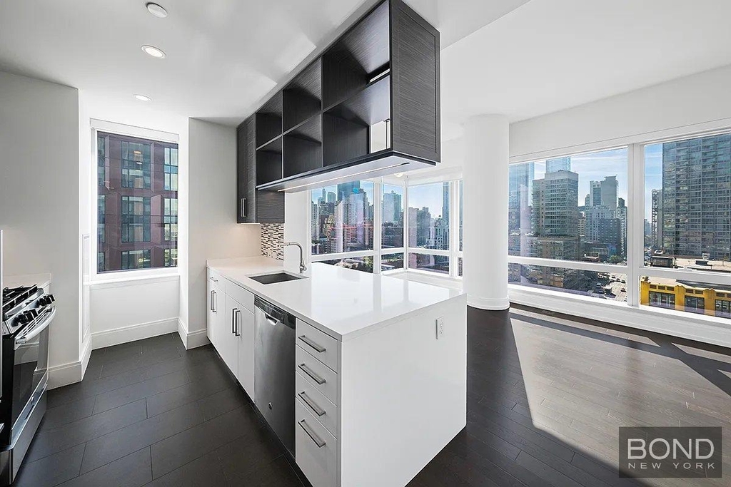 Tenth Avenue - Photo 5