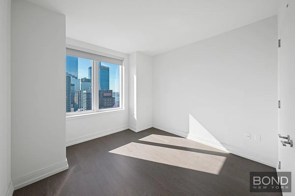 Tenth Avenue - Photo 4