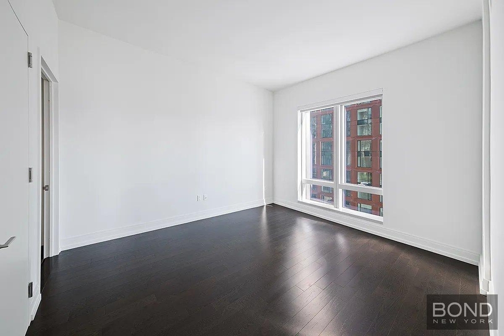 Tenth Avenue - Photo 3