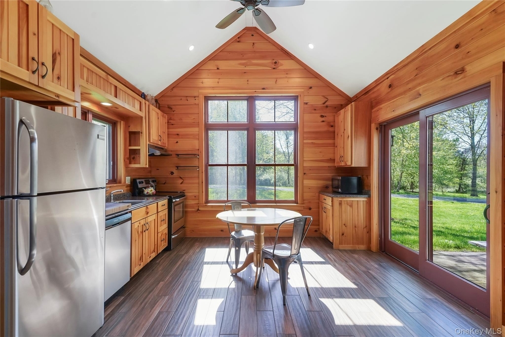 161 Nelson Boulevard - Photo 4