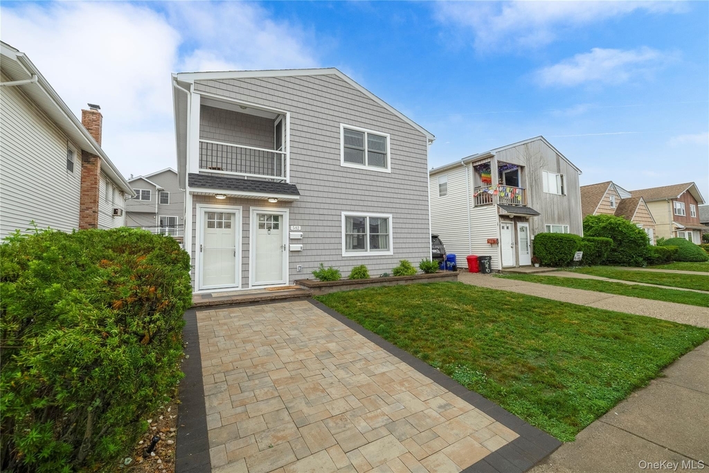 542 E Pine Street - Photo 1