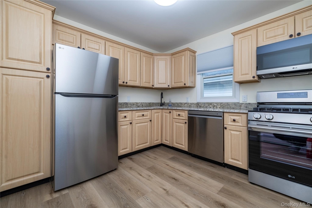542 E Pine Street - Photo 4