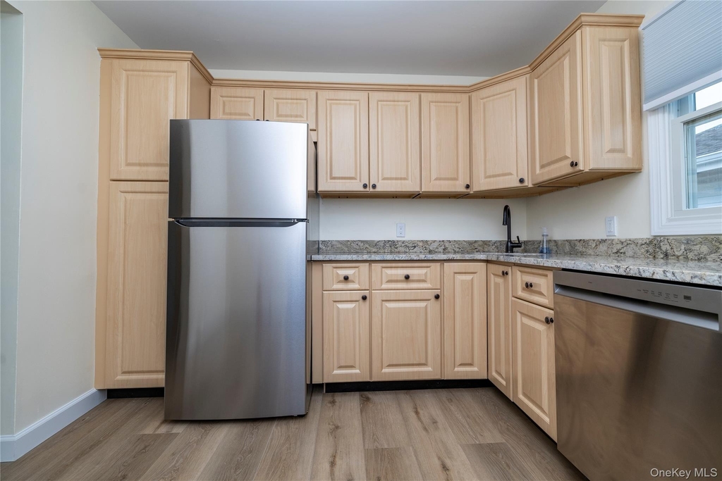 542 E Pine Street - Photo 10