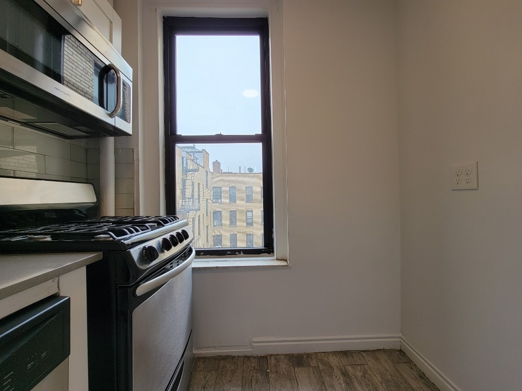 25-21 31st Avenue - Photo 2