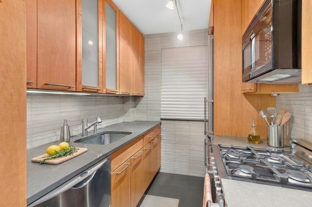 440 E 62nd Street - Photo 5