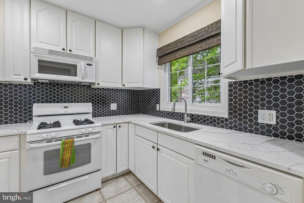 1024 Valley Drive - Photo 12