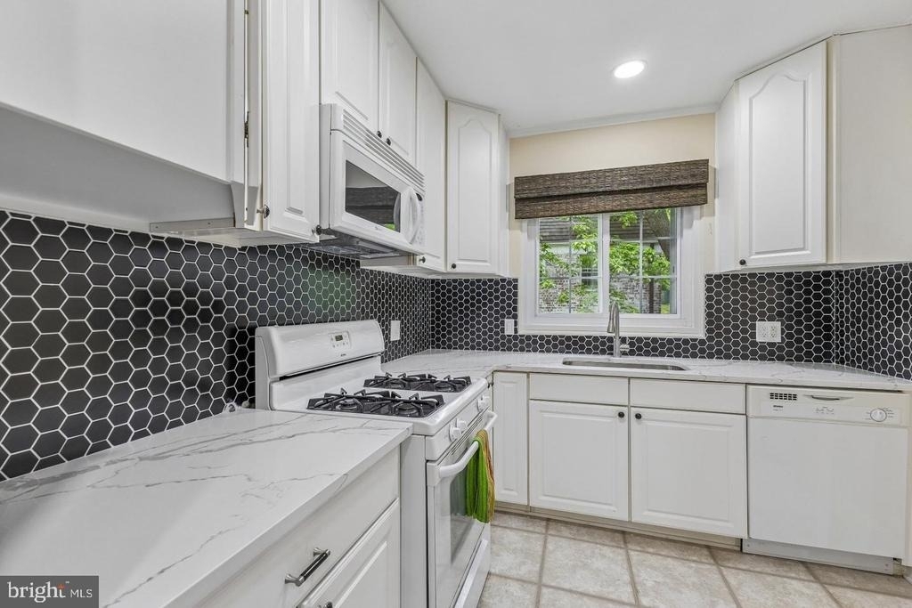 1024 Valley Drive - Photo 2