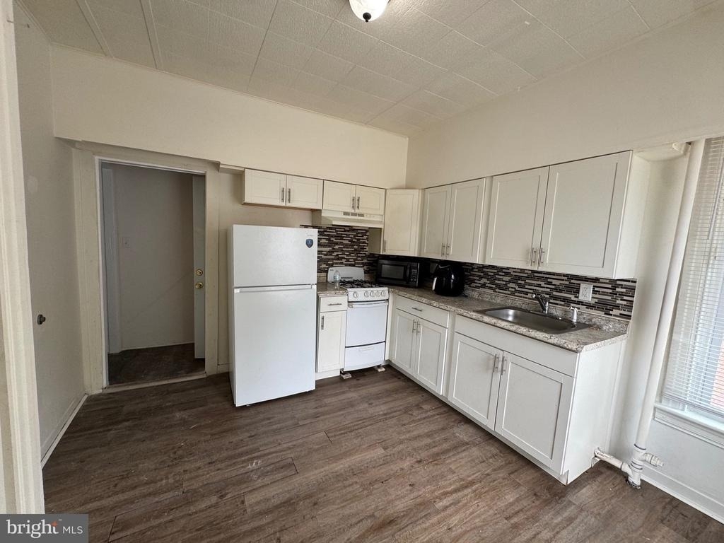 666 E Market Street - Photo 0