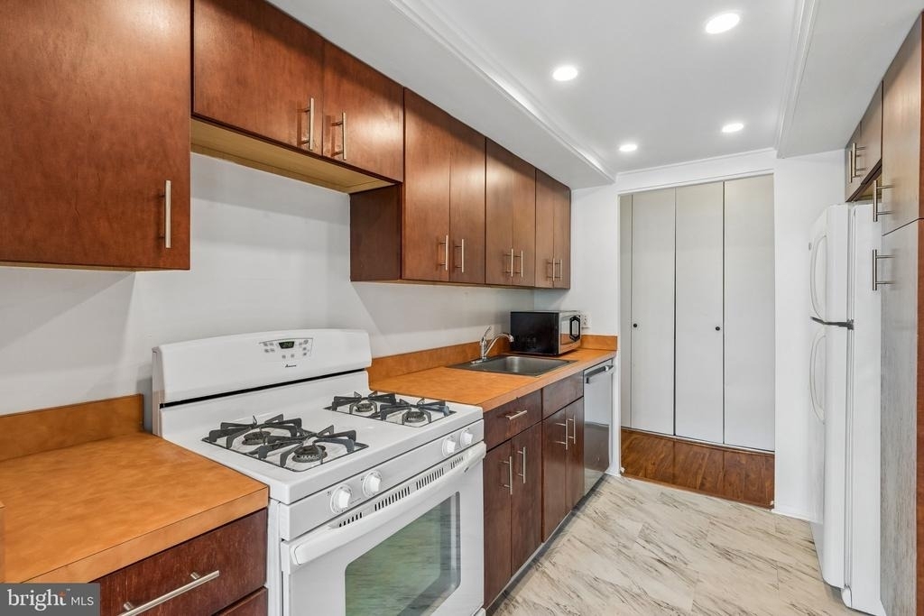 1326 Spruce Street - Photo 9
