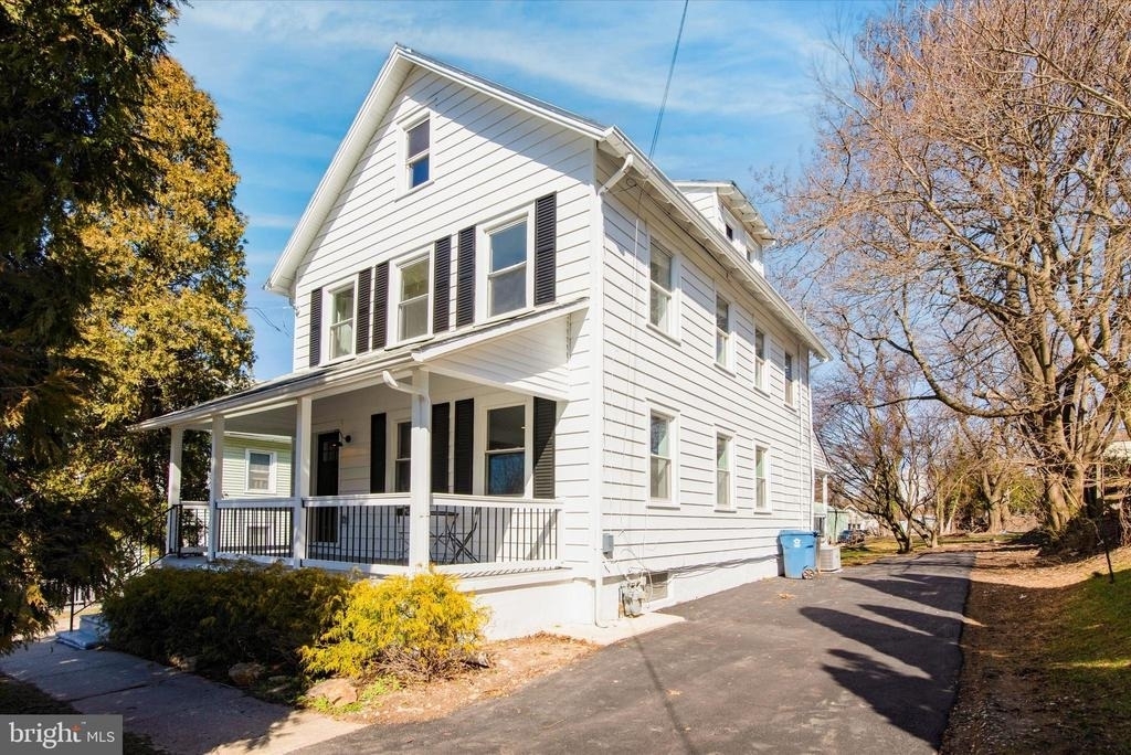 933 Henry Avenue - Photo 1