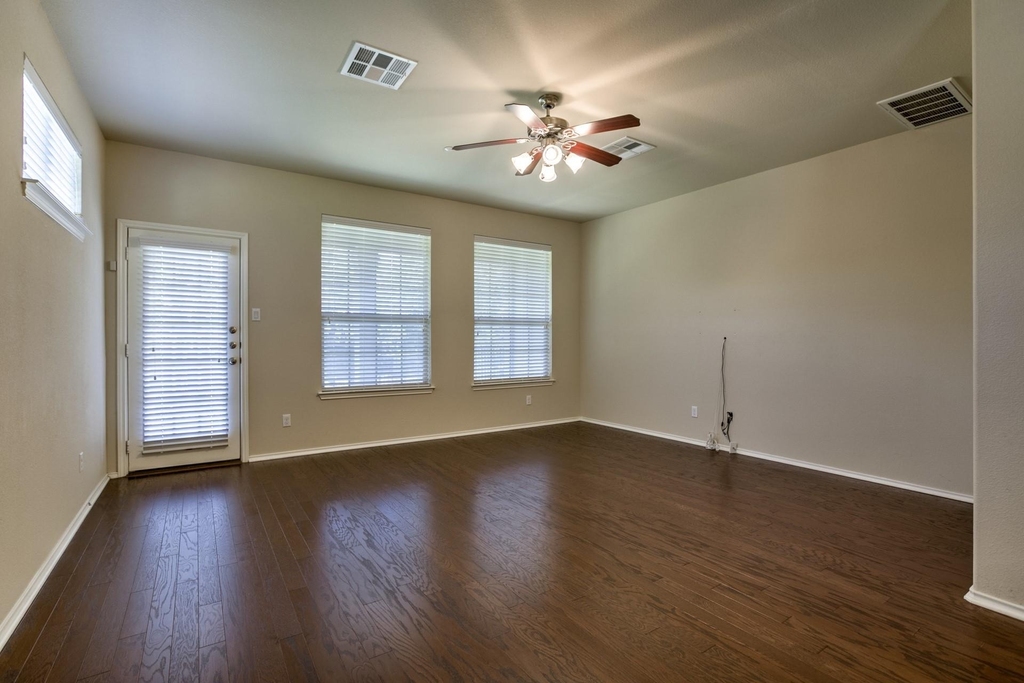 3101 Davis Ln - Photo 3