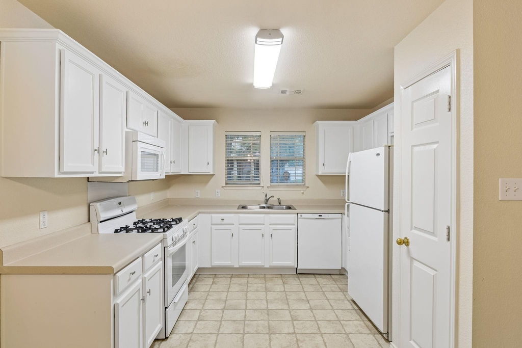 1808 Lost Maples Loop - Photo 3