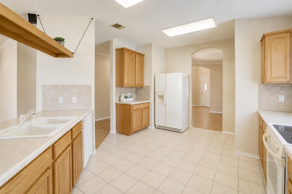 2100 Mir Woods Dr - Photo 3