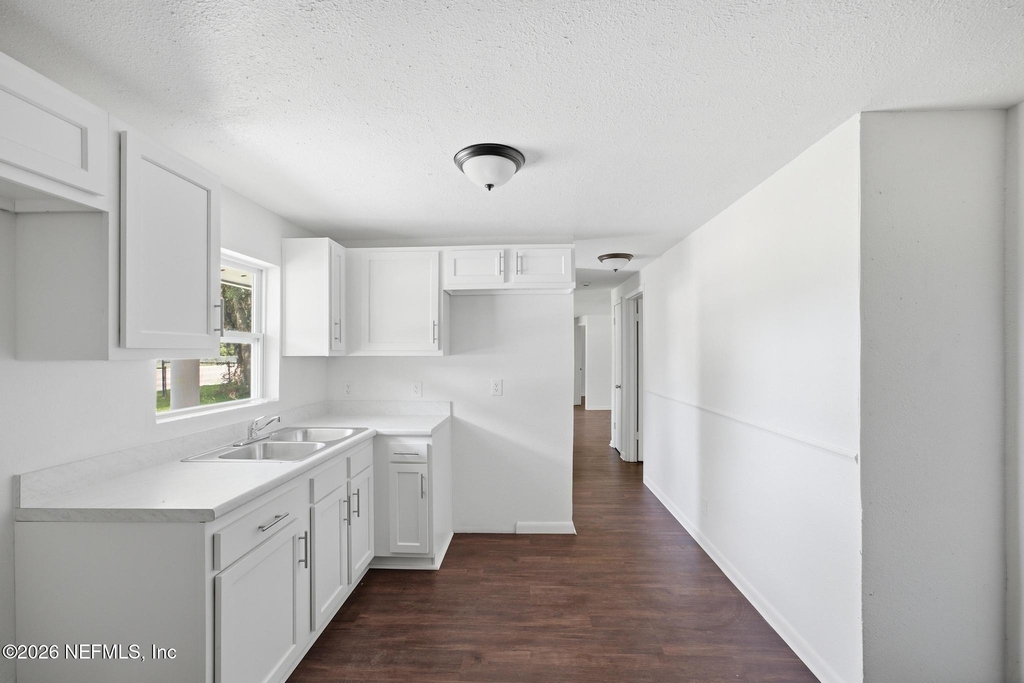 5134 Moncrief Road W - Photo 8
