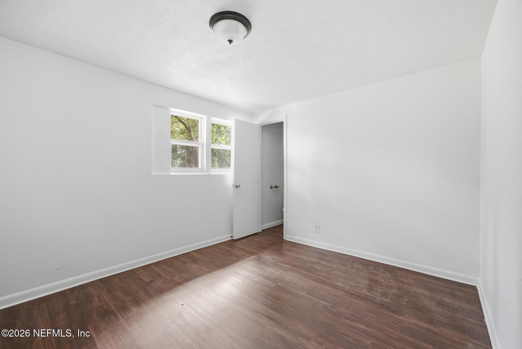 5134 Moncrief Road W - Photo 12