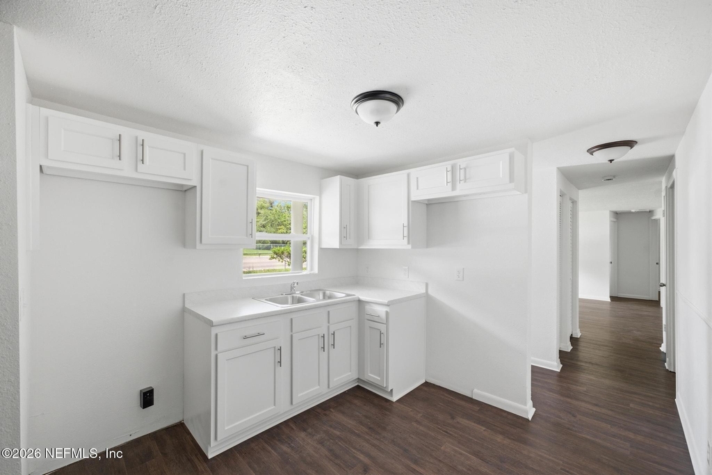 5134 Moncrief Road W - Photo 7