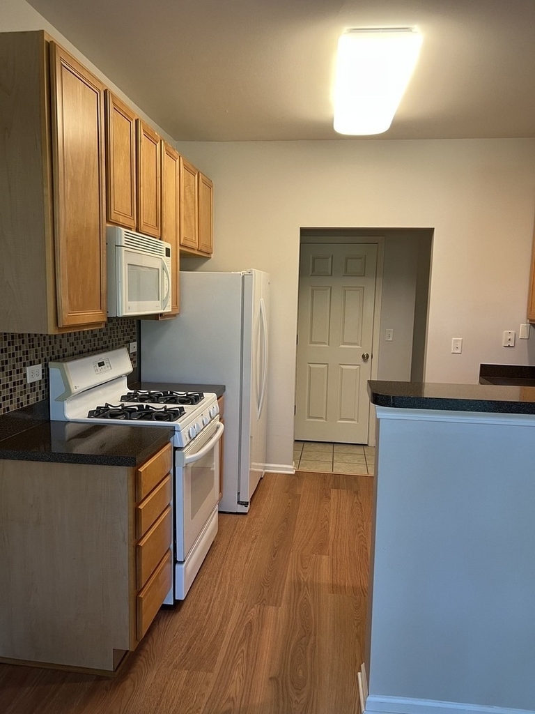 996 Enfield Drive - Photo 4