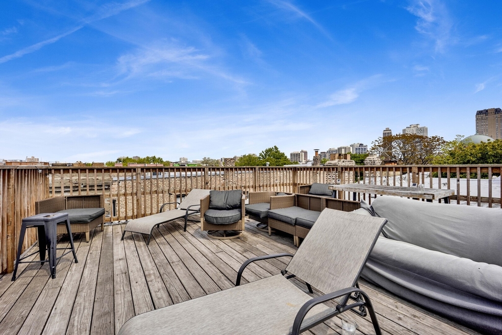 2522 N Burling Street - Photo 16