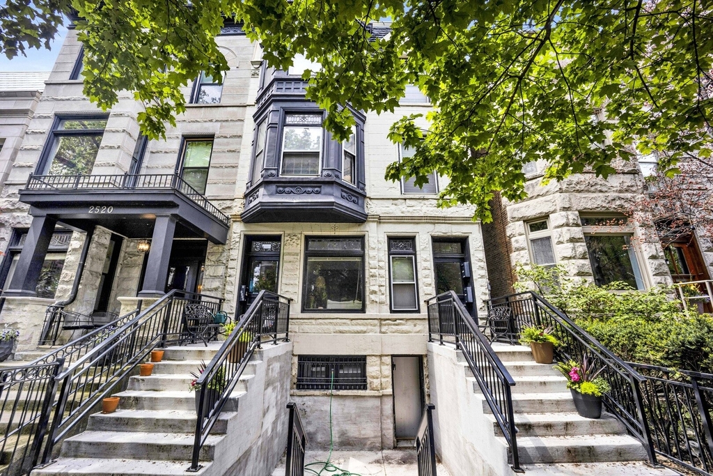 2522 N Burling Street - Photo 0