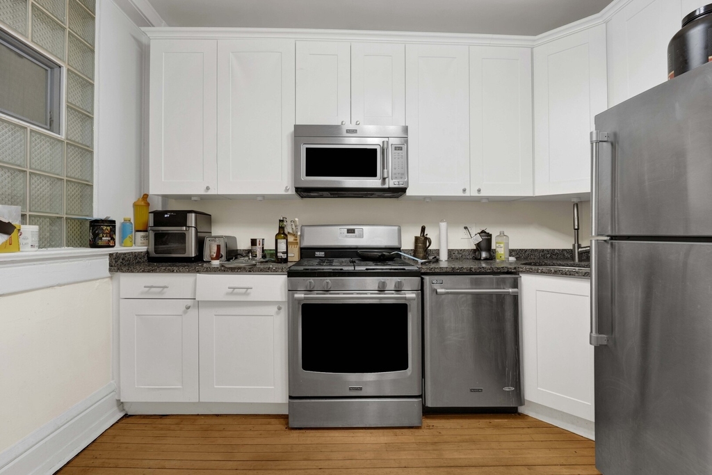 2522 N Burling Street - Photo 10