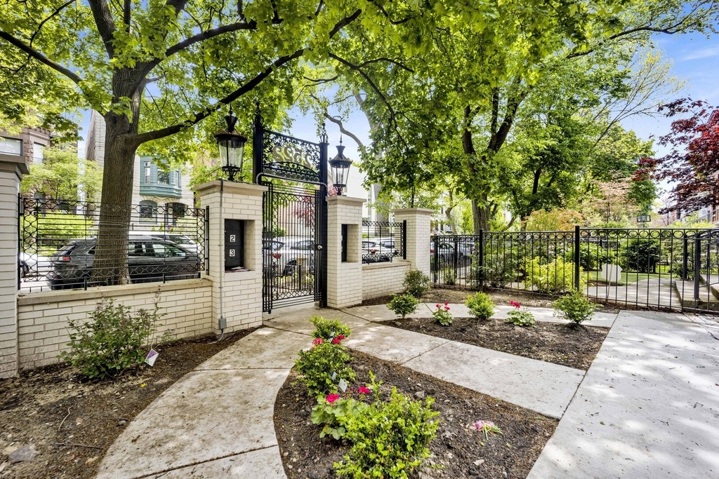 2522 N Burling Street - Photo 1