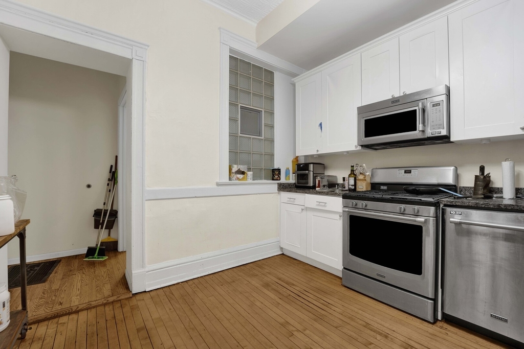 2522 N Burling Street - Photo 11
