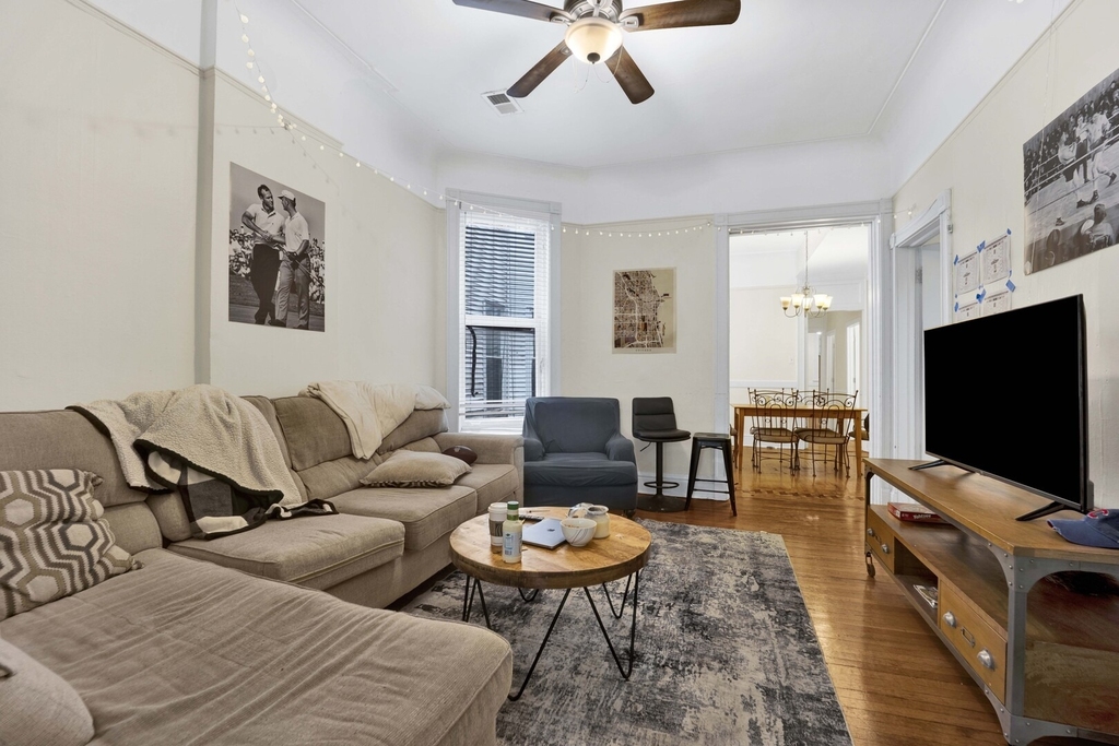 2522 N Burling Street - Photo 2