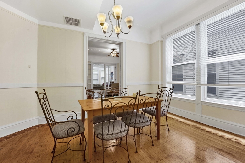 2522 N Burling Street - Photo 3