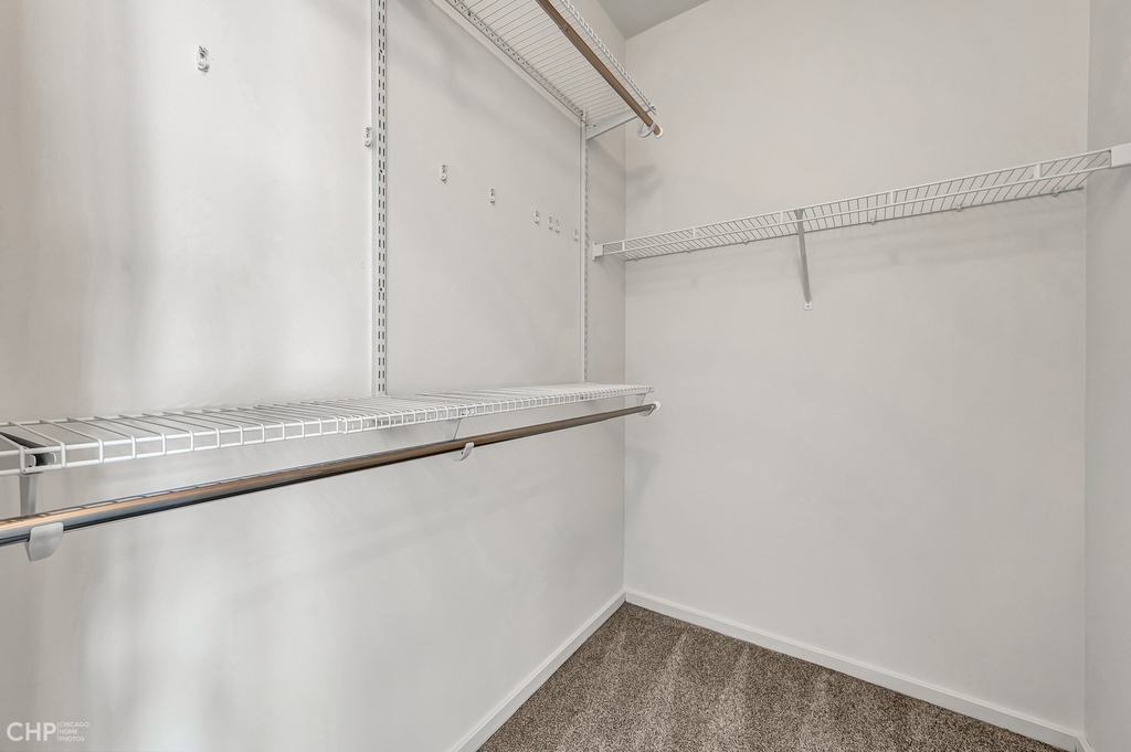 240 E Illinois Street - Photo 15