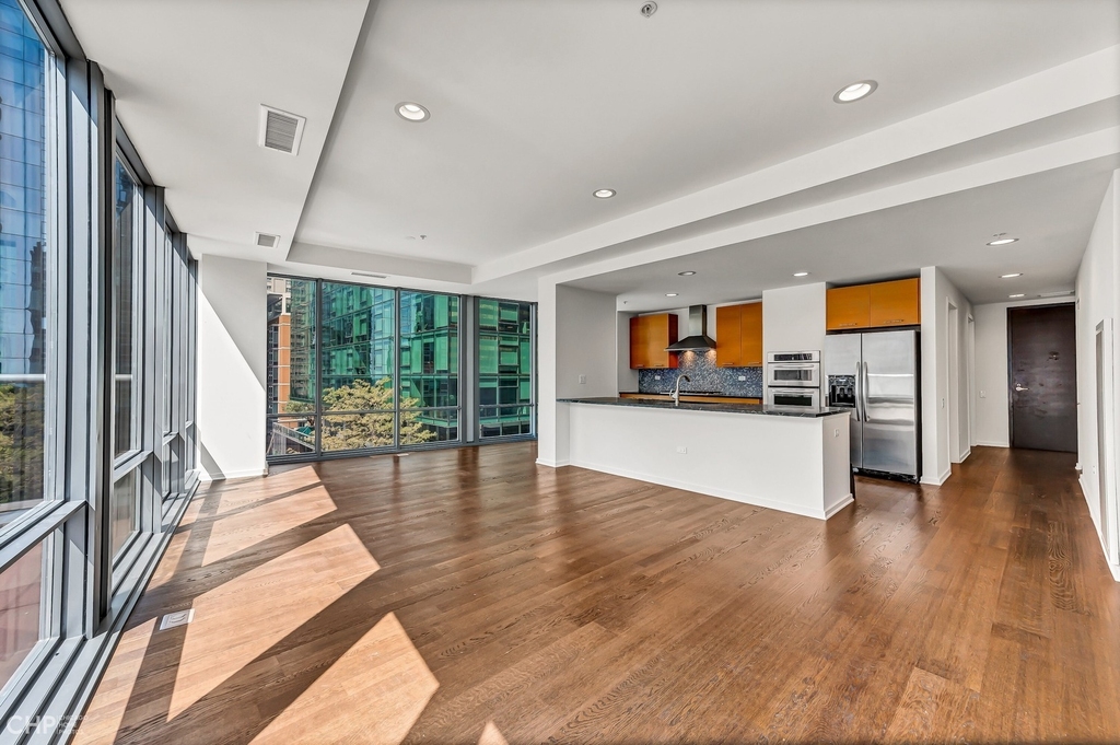 240 E Illinois Street - Photo 10