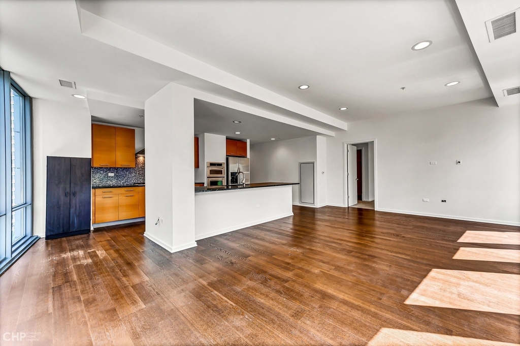 240 E Illinois Street - Photo 9