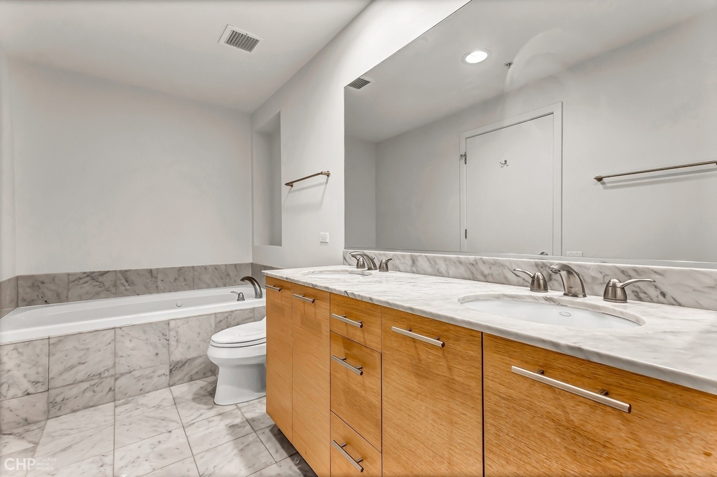 240 E Illinois Street - Photo 18