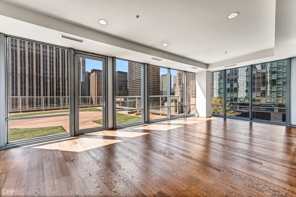 240 E Illinois Street - Photo 5