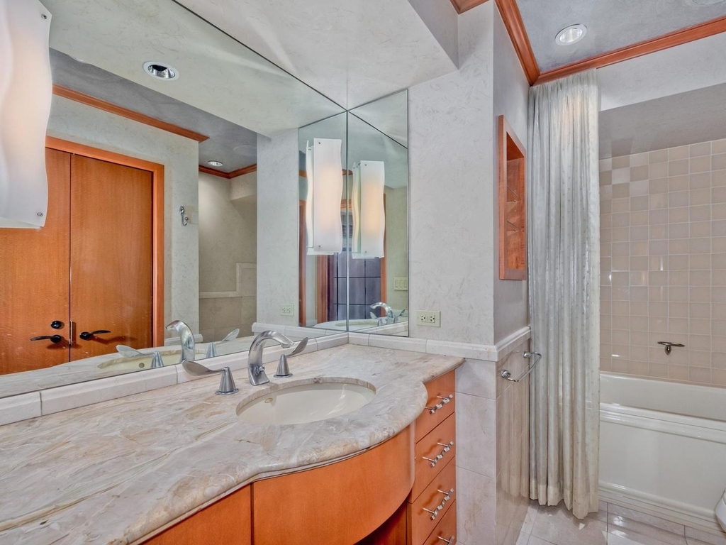175 E Delaware Place - Photo 25