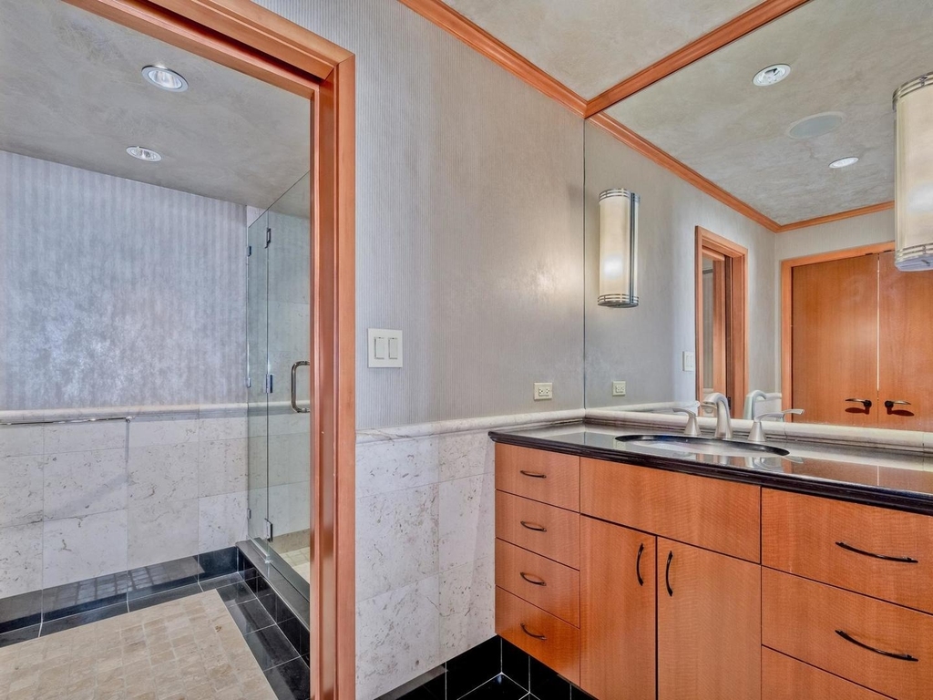 175 E Delaware Place - Photo 23