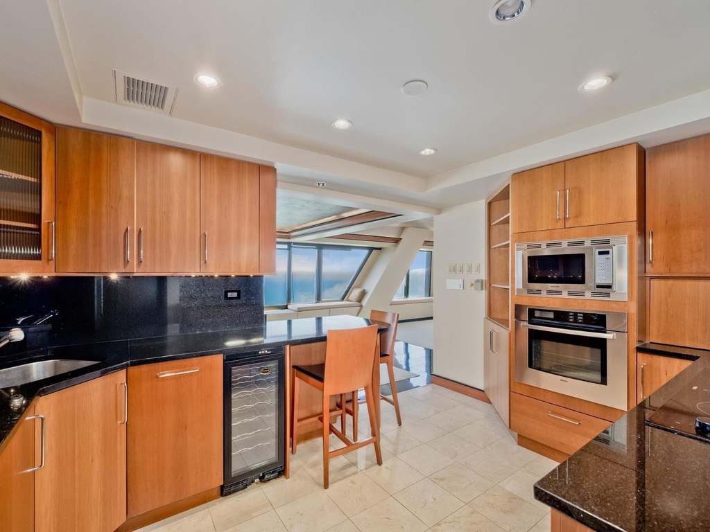 175 E Delaware Place - Photo 10