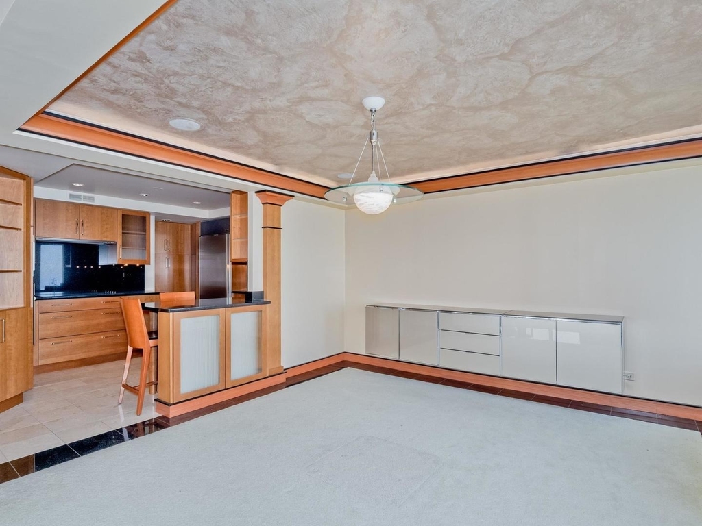 175 E Delaware Place - Photo 8