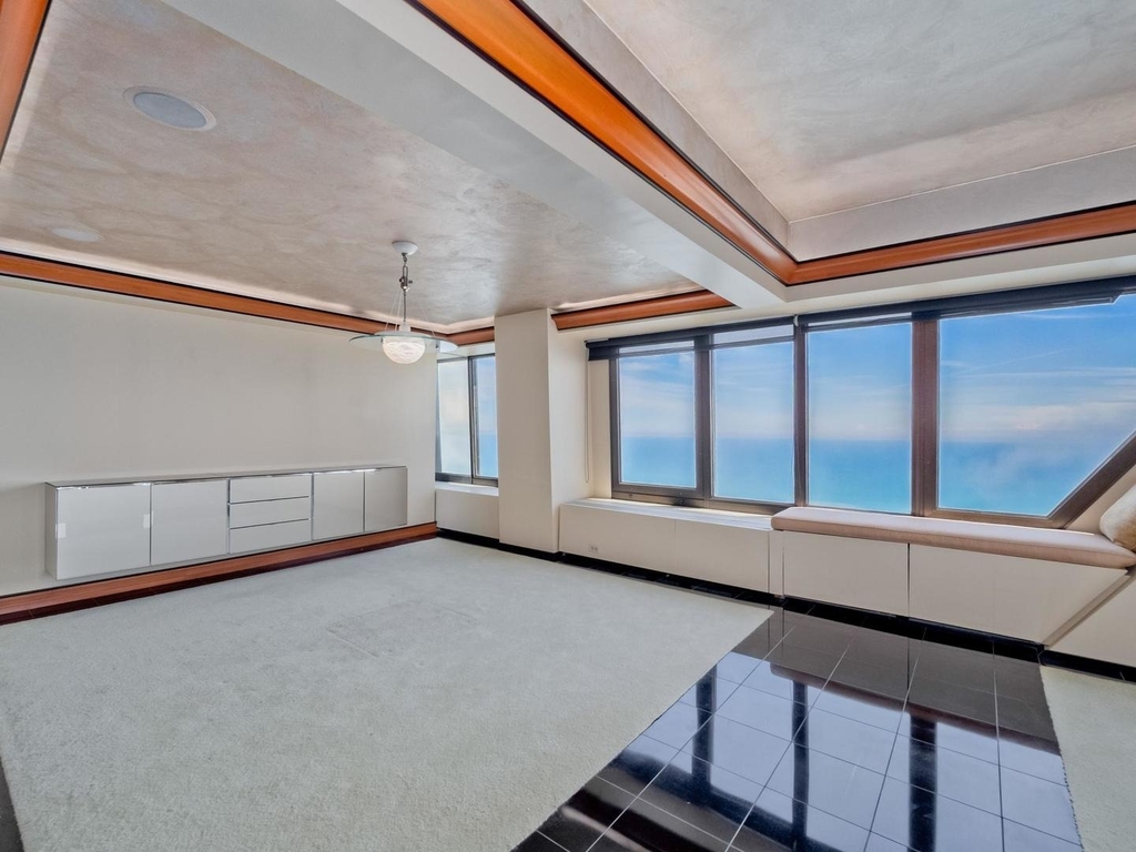 175 E Delaware Place - Photo 11