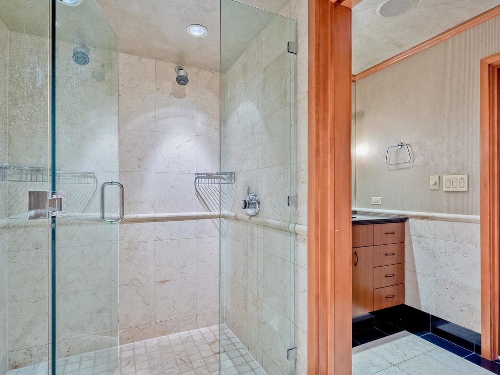 175 E Delaware Place - Photo 24