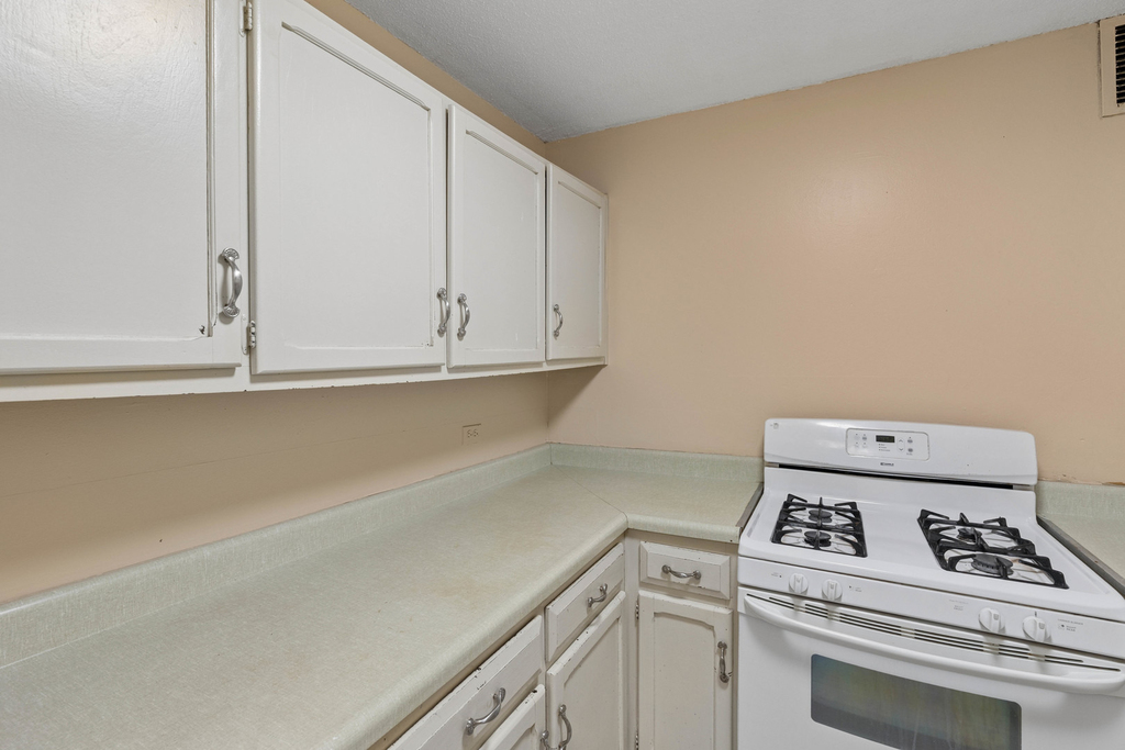 2211 S Stewart Avenue - Photo 9