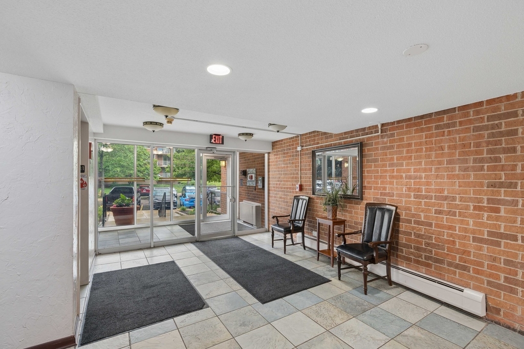 2211 S Stewart Avenue - Photo 2