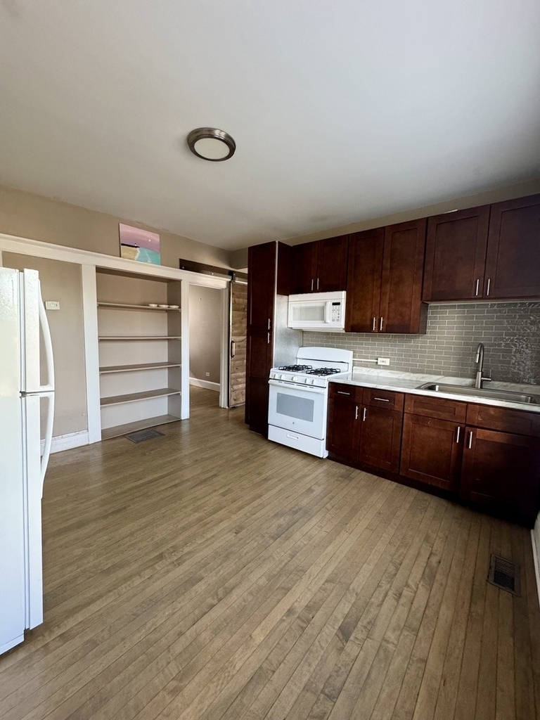 2345 Cuyler Avenue - Photo 2