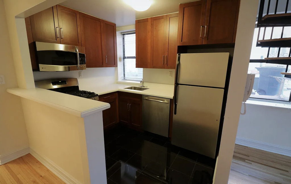 West 52nd Street - Photo 3