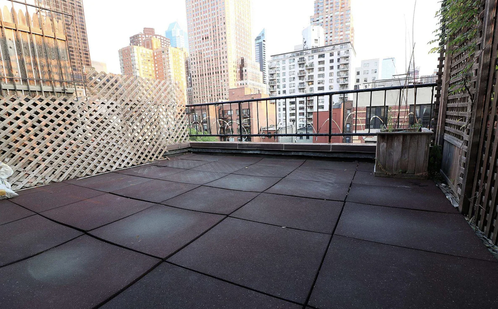 West 52nd Street - Photo 4