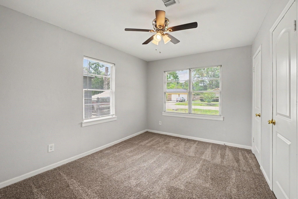 8433 Woodlyn Road - Photo 10