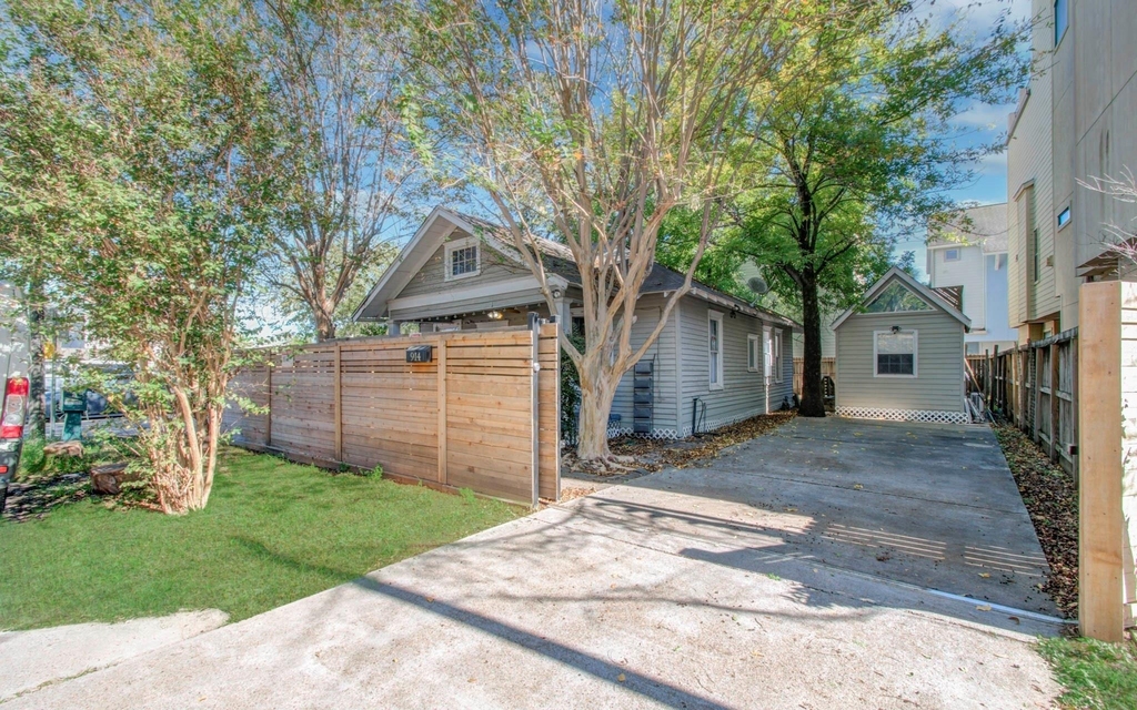 914 Snover Street - Photo 0